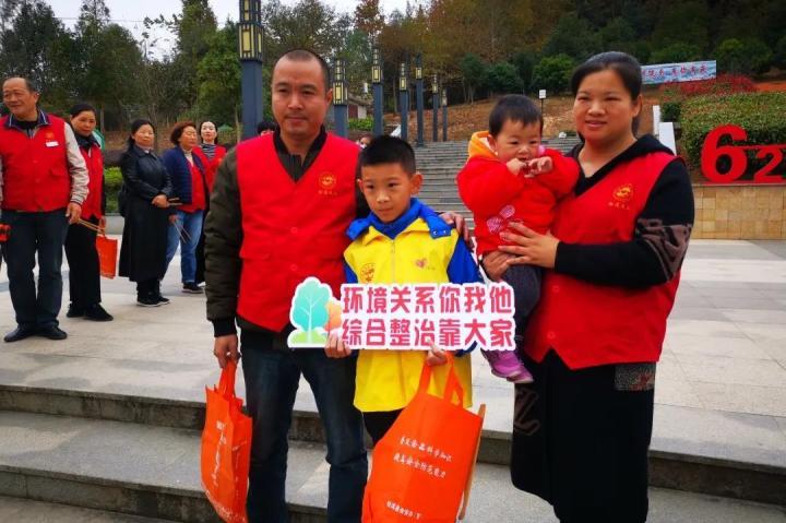 陈燕带着家人一起参与志愿服务活动