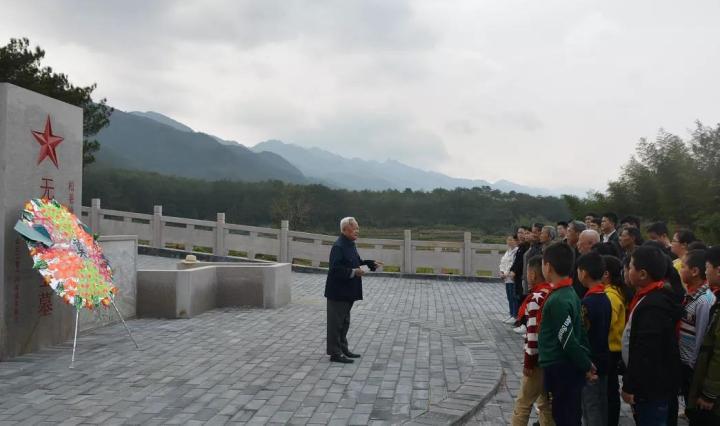 钟宜龙在新修建的松毛岭战斗无名烈士墓前介绍松毛岭战役的历史