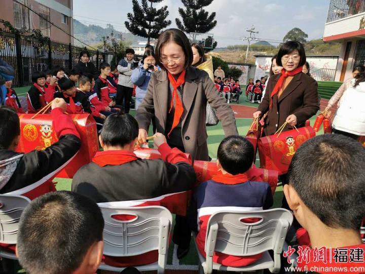 福州市妇联党组成员、挂职副主席人选薛青分发爱心大礼包给孩子们。