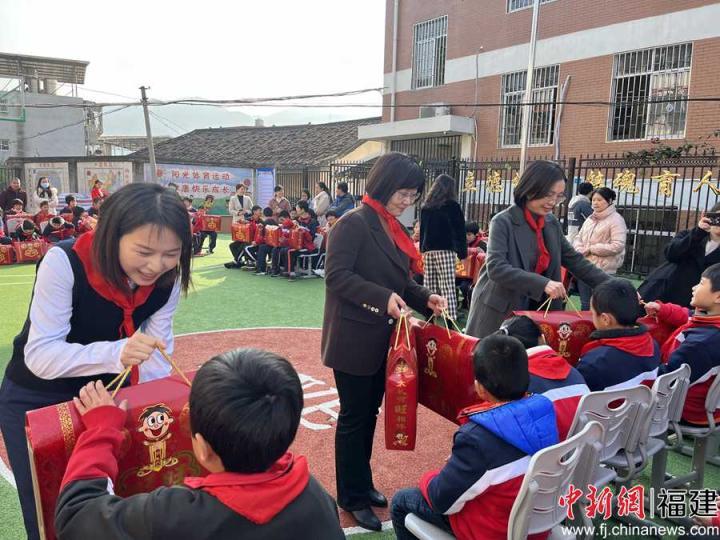 福州市妇联、福建海峡银行联合走访慰问永泰特殊教育学校师生。