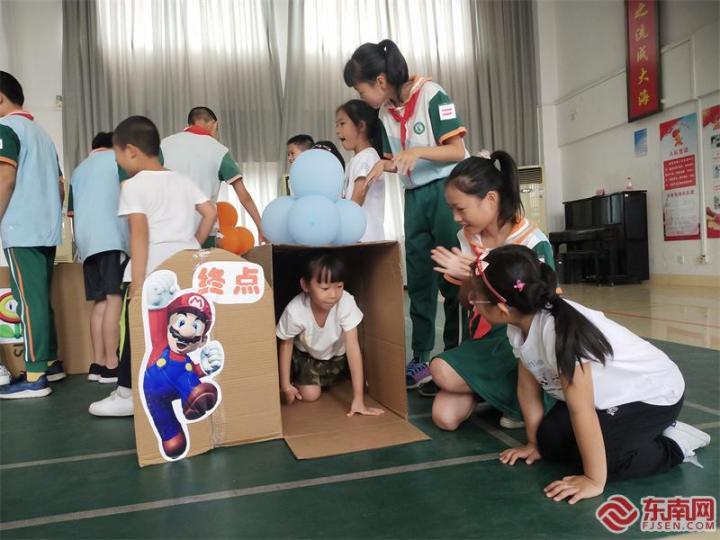 福建师大附小开学第一天，一年级新生在衔接适应课上玩游戏。东南网记者 张立庆摄