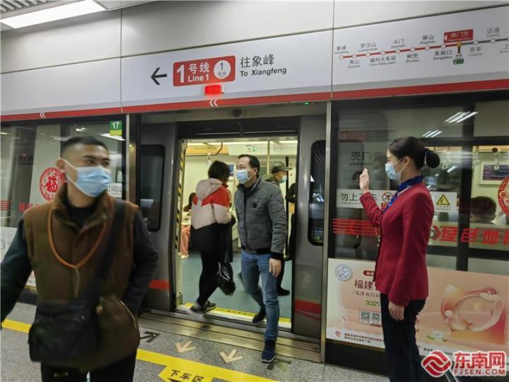 福州地铁一号线南门兜站志愿者正在引导乘客上下车（东南网记者 冯川叶 摄）