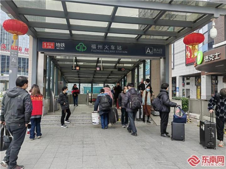 地铁福州火车站乘客进出站井然有序（东南网记者 冯川叶 摄）