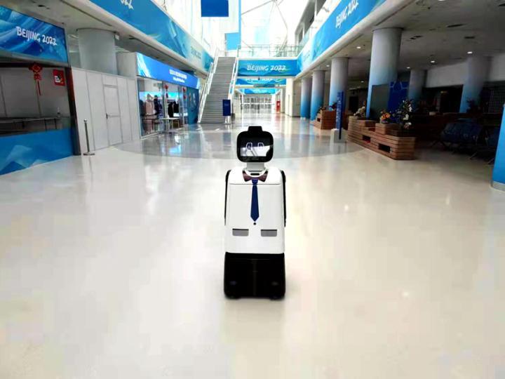 “笨小宝”机器人将在本届北京冬奥会场馆中负责移动测温与防疫监督的职责。受访者供图