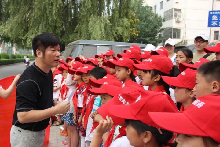 河南省福建商会连续多年举办“爱心资助洛宁留守儿童游郑州”活动