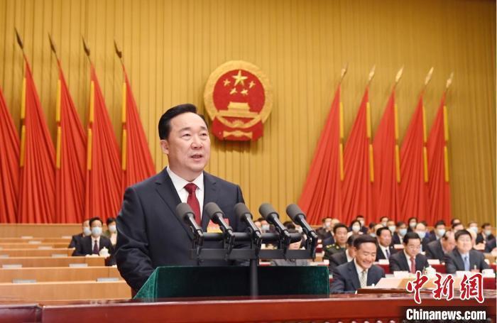 图为叶建春在江西省第十三届人民代表大会第六次会议上作政府工作报告。　刘占昆 摄
