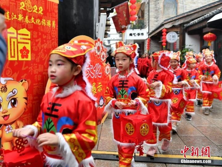图为福建连江新春文化旅游月活动上，小朋友持福灯巡游。吕明 摄