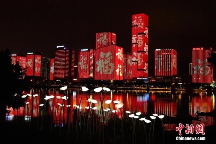 图为福州闽江畔灯光秀展示的“福”元素。吕明 摄