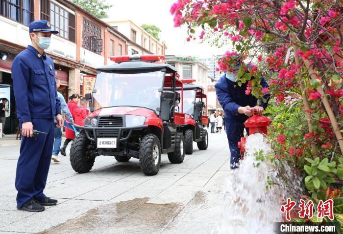 消防救援人員在檢查古城消防栓正常使用情況�！∴崅� 攝