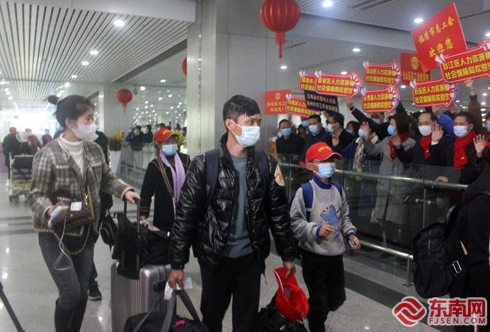 云南籍务工人员鲁永华与家人一起乘坐免费包机顺利返榕 东南网记者张立庆
