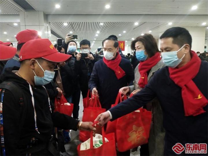 省、市人社部门、总工会领导到机场迎接，并送上新春大礼包。东南网记者张立庆摄