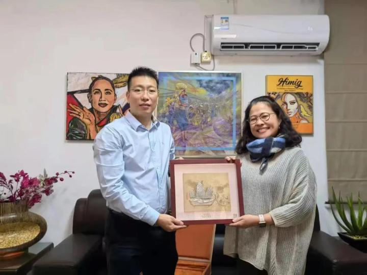 许自福拜访菲律宾驻厦门总领事馆总领事欧莉娜（右）