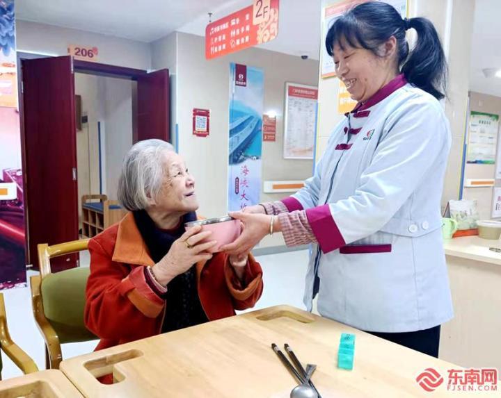 护理员叶岭妹正在给老人喂药。东南网记者 林先昌 摄