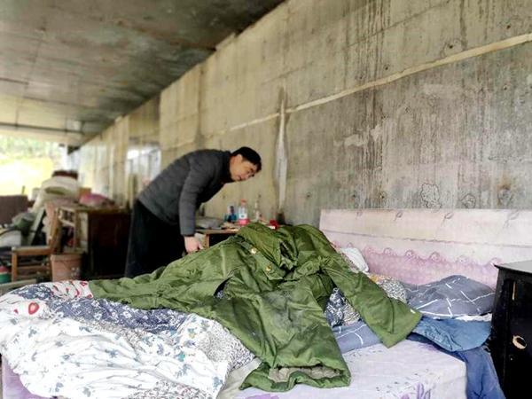 三明市救助站为街面流浪人员送保暖衣物。受访者供图
