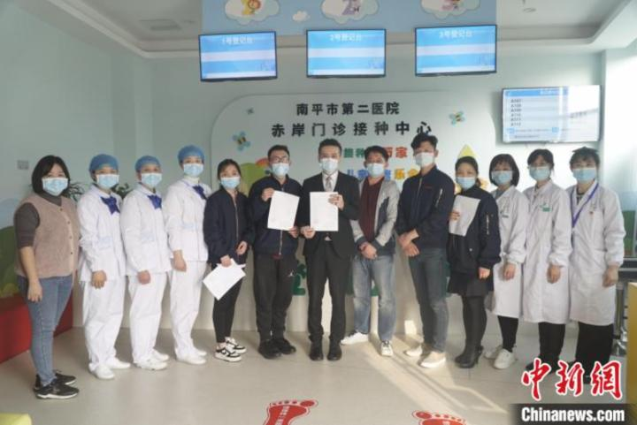 3月4日，接种加强针的台胞与护士以及南平市台胞台商服务中心人员合影。　张志辉 摄