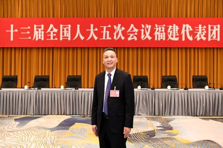 正在北京召开的全国两会上，全国人大代表卢玉胜带来的多份建议都是关于乡村振兴方面。受访者供图