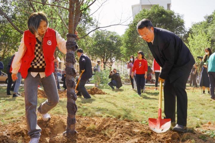 福建师范大学党委书记潘玉腾现场参与植树 学校供图