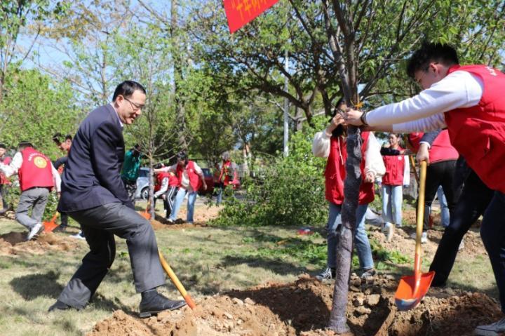 福建师范大学校长王长平现场参与植树 学校供图