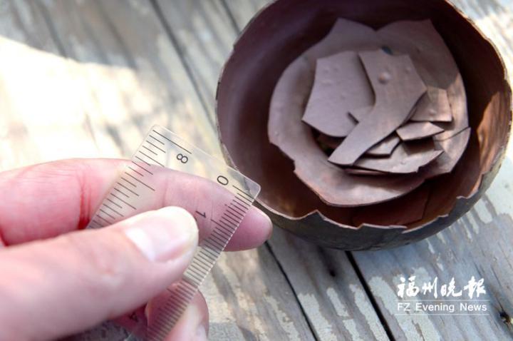 卢佳伦制作的薄如纸的陶器。