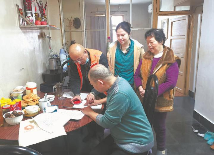 福州一市民正与养老机构签订家庭养老床位协议。受访者供图