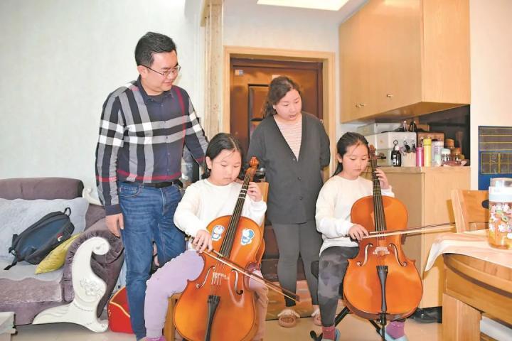 吴政言、林杜娟夫妻俩在看女儿拉大提琴