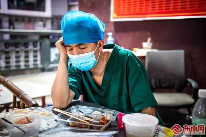 3月19日晚，仙游縣鯉南鎮鐘云府核酸檢測點，醫務人員從仙游發生疫情后，連續在一線工作18個小時。在晚餐吃盒飯時，因為實在太疲憊，邊吃邊睡著了。（受訪者 供圖）