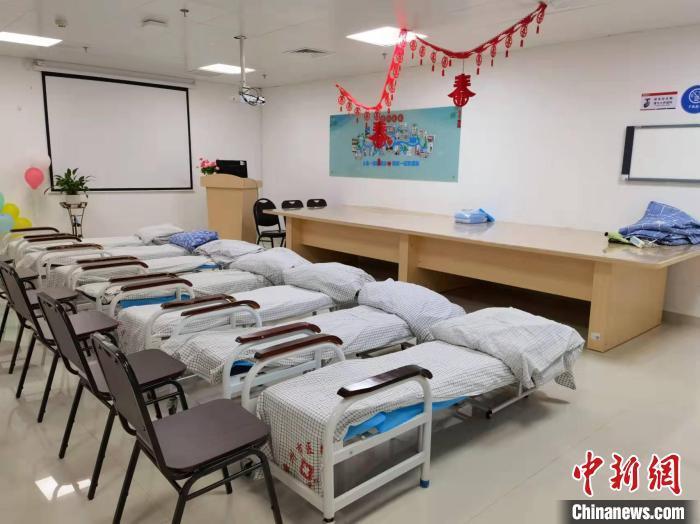 漳州市医院各科室安排50���人员驻守医院，休息时只能躺在椅子上或者打地铺。　漳州市医院供图