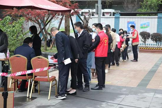 “青年文明号”单位中信银行福州分行营业部积极助力社区核酸检测。受访者供图