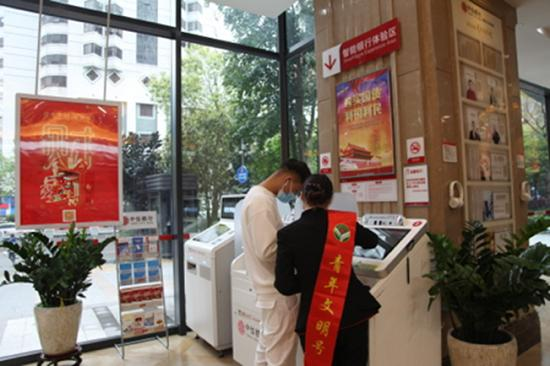“青年文明号”单位中信银行福州分行营业部指导客户通过电子渠道办理业务。受访者供图