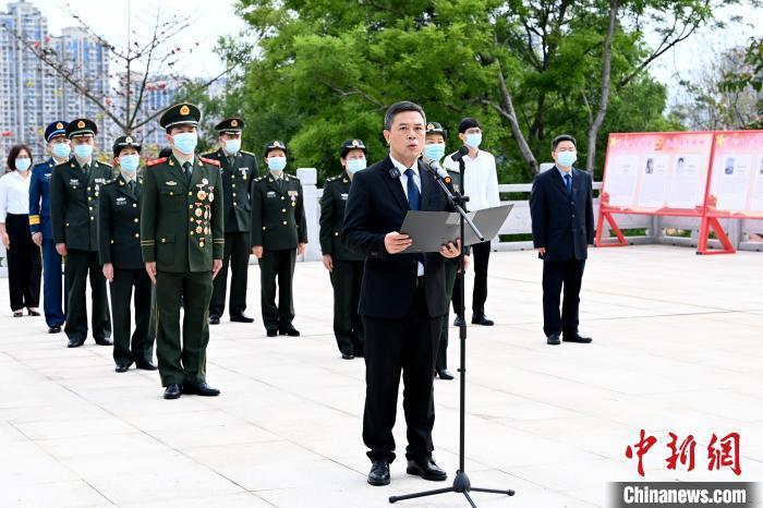 4月1日上午，福建省漳州市退役军人事务局邀请退役军人功臣代表开展“代祭扫”活动。　张金川 摄