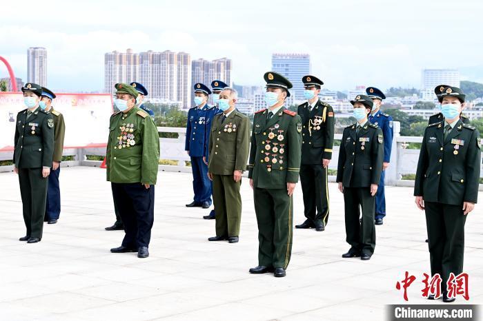 4月1日上午，福建省漳州市退役军人事务局邀请退役军人功臣代表开展“代祭扫”活动。　张金川 摄
