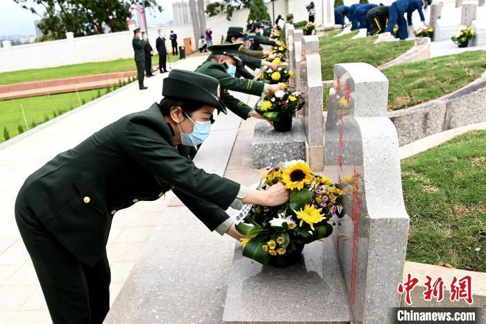 退役军人功臣代表向烈士墓献花。　张金川 摄