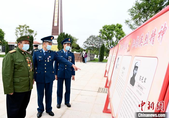退役军人功臣参观为漳州革命、建设事业牺牲的烈士代表事迹。　张金川 摄