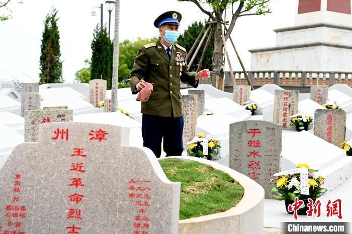退役军人功臣代表为烈士墓擦拭、描红。　张金川 摄