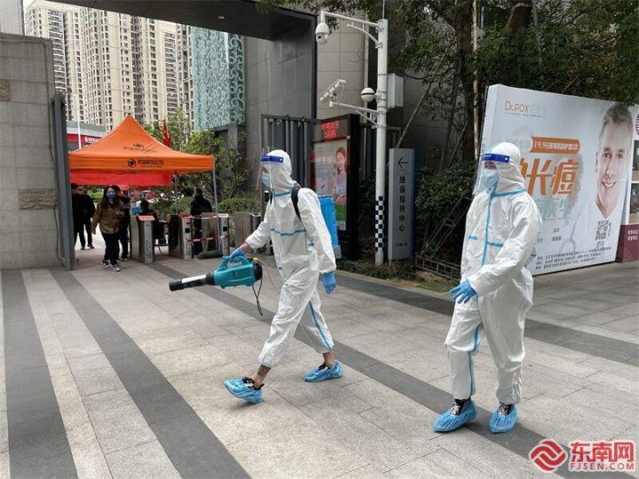 志愿者在双杭城小区开展防疫消杀 东南网记者 张立庆 摄