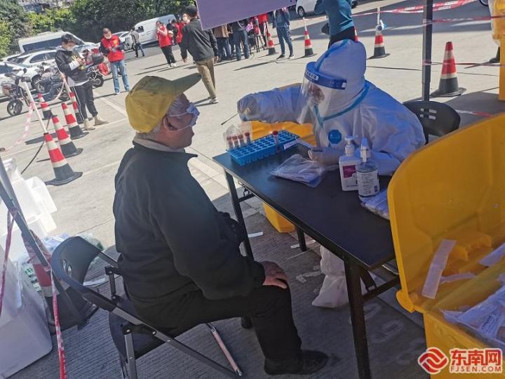 台江区义洲街道泰山社区核酸检测点一名市民在做核酸 东南网记者 卢金福 摄 