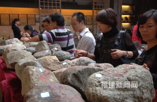 福建新闻网·2吨翡翠原石抵达福州供民众赌石