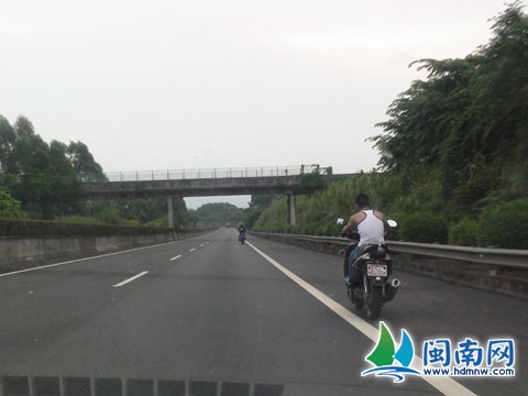 福建新闻网·漳州两小伙高速路上骑摩托车狂飙