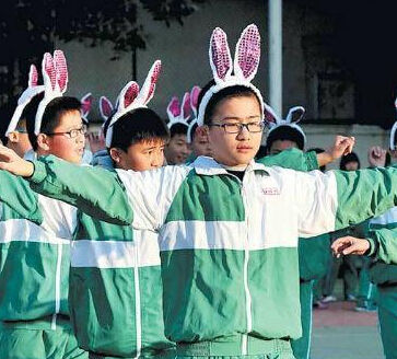 福建新闻网·泉州一中学别样课间操 兔子舞小