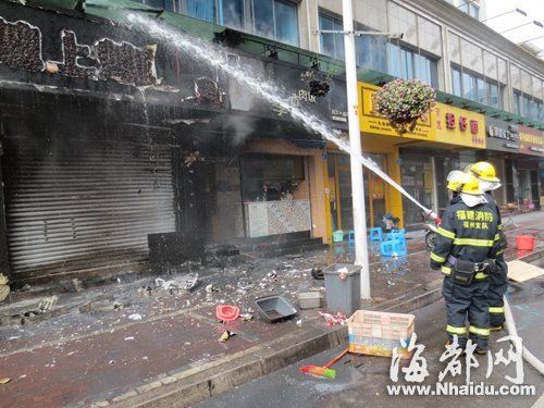 福建新闻网·福州八一七路发电机爆炸引燃油桶