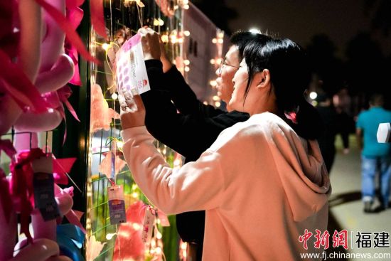  首届“十里长堤真爱节”活动12日晚在厦门启动。 王丹 供图