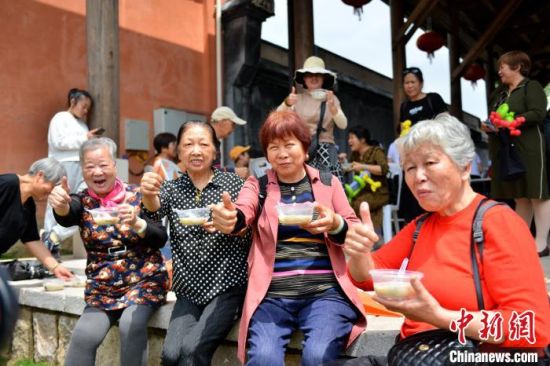 福州举行鼎边民俗文化节 立夏传递“一团和气”